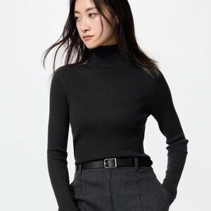 Uniqlo 100% Wool Turtleneck Black